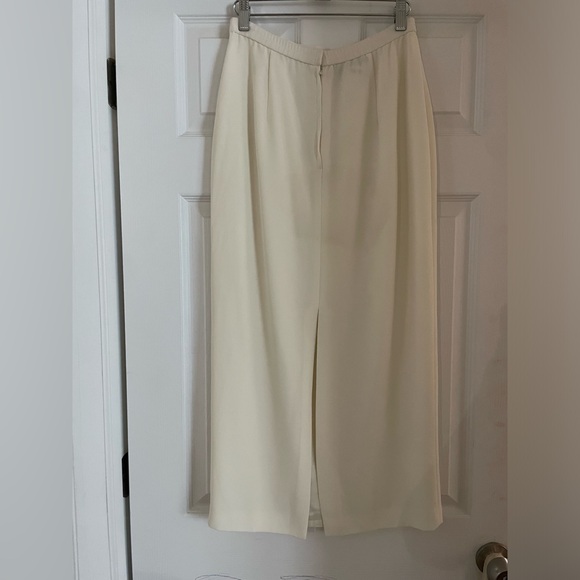 Vintage Elegant Cream Skirt - Picture 2 of 6